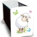 Best For Kids Gitterbett Julia - MEGA Set mit höhenverstellbar, Wandsticker und Schaumstoffmatratze 60x120 cm Design - Little Sheep