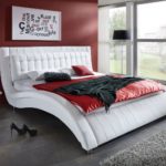 SAM® Polsterbett Modum in weiß 180 x 200 cm chromfarbene Füße Kopfteil gepolstert abgestepptes Design Wasserbett geeignet Bett