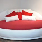 Rundes Bett DREAMLAND in Ø 220 cm - traumhaftes Designerbett, weisses Kunstleder